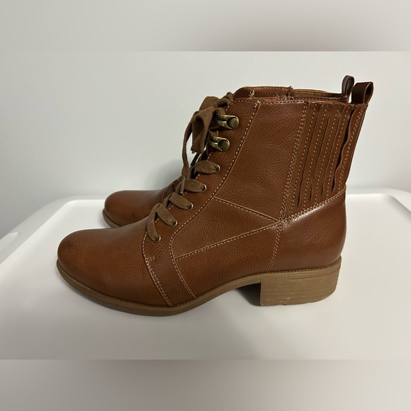 FRYE AND CO. Shoes - FRYE AND CO. Tan Lace-Up Leather Ankle Boots